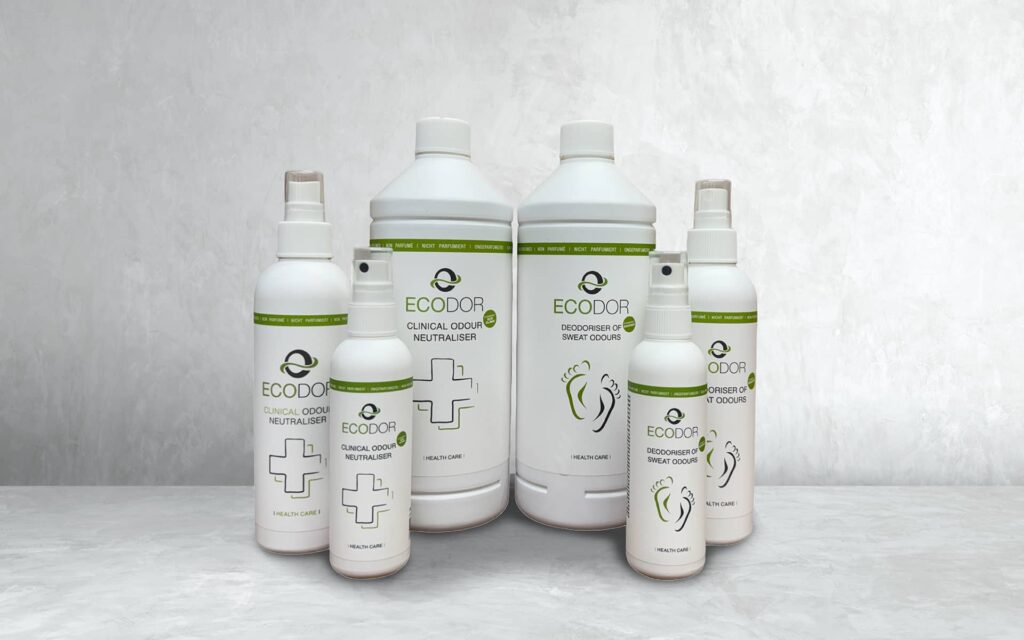 Afbeelding van verschillende verpakkingsvormen van EcoClinic geureliminator. Inclusief sprays, flessen en andere verpakkingen die beschikbaar zijn.